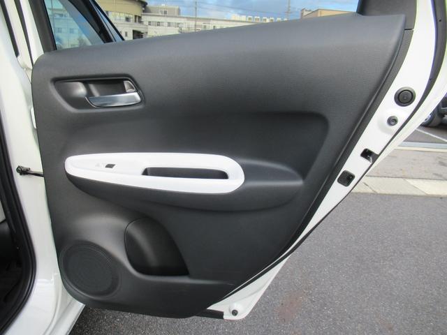 フィット ホーム　ギャザズナビ　Ｂｌｕｅｔｏｏｔｈ　ＣＤ・ＤＶＤ再生　フルセグＴＶ　バックカメラ　前後ドラレコ　ＬＥＤヘッドライト　アルミ　２トーンカラー　純正アルミホイール　禁煙車　スマートキー（33枚目）