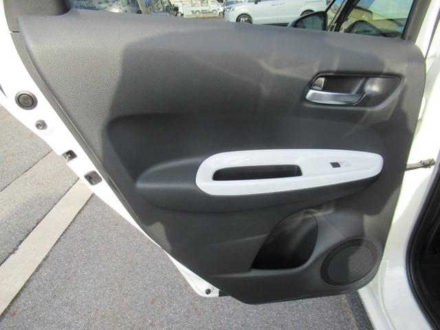 フィット ホーム　ギャザズナビ　Ｂｌｕｅｔｏｏｔｈ　ＣＤ・ＤＶＤ再生　フルセグＴＶ　バックカメラ　前後ドラレコ　ＬＥＤヘッドライト　アルミ　２トーンカラー　純正アルミホイール　禁煙車　スマートキー（43枚目）