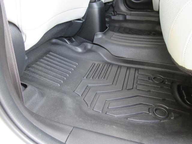 フィット ホーム　ギャザズナビ　Ｂｌｕｅｔｏｏｔｈ　ＣＤ・ＤＶＤ再生　フルセグＴＶ　バックカメラ　前後ドラレコ　ＬＥＤヘッドライト　アルミ　２トーンカラー　純正アルミホイール　禁煙車　スマートキー（45枚目）