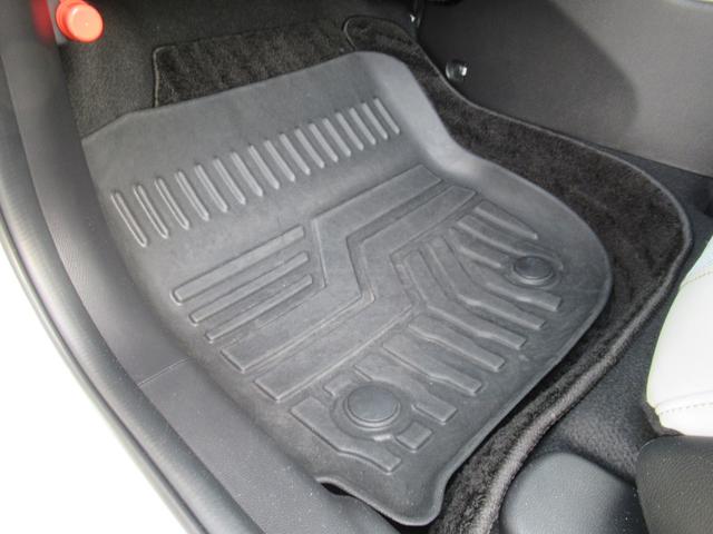 フィット ホーム　ギャザズナビ　Ｂｌｕｅｔｏｏｔｈ　ＣＤ・ＤＶＤ再生　フルセグＴＶ　バックカメラ　前後ドラレコ　ＬＥＤヘッドライト　アルミ　２トーンカラー　純正アルミホイール　禁煙車　スマートキー（49枚目）