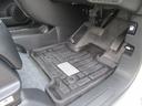 【内装】運転席足元 小さなキズや汚れはありますが、カーペットの破れもなく標準的な状態です。