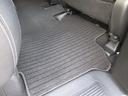 【内装】後席足元　小さなキズや汚れはありますが、カーペットの破れもなく標準的な状態です。