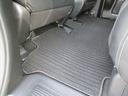 【内装】後席足元　小さなキズや汚れはありますが、カーペットの破れもなく標準的な状態です。