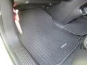 【内装】助手席足元　小さなキズや汚れはありますが、カーペットの破れもなく標準的な状態です。