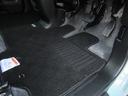 【内装】運転席足元 小さなキズや汚れはありますが、カーペットの破れもなく標準的な状態です。