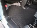 【内装】助手席足元 小さなキズや汚れはありますが、カーペットの破れもなく標準的な状態です。