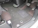 【内装】運転席足元　小さなキズや汚れはありますが、カーペットの破れもなく標準的な状態です。