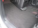 【内装】助手席足元　小さなキズや汚れはありますが、カーペットの破れもなく標準的な状態です。