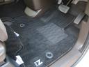 【内装】運転席足元　小さなキズや汚れはありますが、カーペットの破れもなく標準的な状態です。