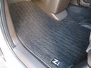【内装】助手席足元　小さなキズや汚れはありますが、カーペットの破れもなく標準的な状態です。