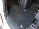 【内装】助手席足元　小さなキズや汚れはありますが、カーペットの破れもなく標準的な状態です。
