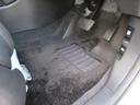 【内装】運転席足元 小さなキズや汚れはありますが、カーペットの破れもなく標準的な状態です。
