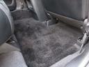 【内装】後席足元 小さなキズや汚れはありますが、カーペットの破れもなく標準的な状態です。