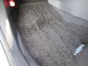 【内装】助手席足元 小さなキズや汚れはありますが、カーペットの破れもなく標準的な状態です。