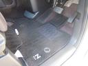 【内装】運転席足元 小さなキズや汚れはありますが、カーペットの破れもなく標準的な状態です。