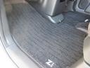 【内装】助手席足元 小さなキズや汚れはありますが、カーペットの破れもなく標準的な状態です。