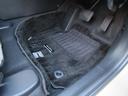 【内装】運転席足元 小さなキズや汚れはありますが、カーペットの破れもなく標準的な状態です。