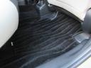 【内装】後席足元 小さなキズや汚れはありますが、カーペットの破れもなく標準的な状態です。