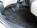 【内装】後席足元 小さなキズや汚れはありますが、カーペットの破れもなく標準的な状態です。