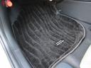 【内装】助手席足元 小さなキズや汚れはありますが、カーペットの破れもなく標準的な状態です。