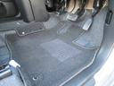 【内装】運転席足元　小さなキズや汚れはありますが、カーペットの破れもなく標準的な状態です。