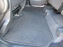 【内装】後席足元　小さなキズや汚れはありますが、カーペットの破れもなく標準的な状態です。