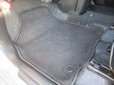 【内装】助手席足元　小さなキズや汚れはありますが、カーペットの破れもなく標準的な状態です。