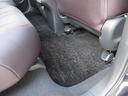 【内装】後席足元　小さなキズや汚れはありますが、カーペットの破れもなく標準的な状態です。