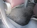 【内装】後席足元　小さなキズや汚れはありますが、カーペットの破れもなく標準的な状態です。