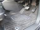 【内装】運転席足元 小さなキズや汚れはありますが、カーペットの破れもなく標準的な状態です。