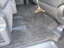 【内装】後席足元 小さなキズや汚れはありますが、カーペットの破れもなく標準的な状態です。