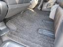 【内装】後席足元 小さなキズや汚れはありますが、カーペットの破れもなく標準的な状態です。