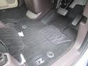 【内装】運転席足元　小さなキズや汚れはありますが、カーペットの破れもなく標準的な状態です。