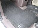 【内装】助手席足元　小さなキズや汚れはありますが、カーペットの破れもなく標準的な状態です。