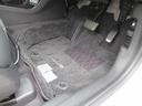 【内装】運転席足元 小さなキズや汚れはありますが、カーペットの破れもなく標準的な状態です。