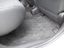 【内装】後席足元 小さなキズや汚れはありますが、カーペットの破れもなく標準的な状態です。