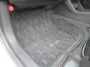 【内装】助手席足元 小さなキズや汚れはありますが、カーペットの破れもなく標準的な状態です。