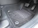 【内装】運転席足元　小さなキズや汚れはありますが、カーペットの破れもなく標準的な状態です。