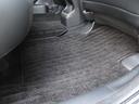 【内装】後席足元　小さなキズや汚れはありますが、カーペットの破れもなく標準的な状態です。