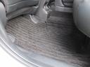 【内装】後席足元　小さなキズや汚れはありますが、カーペットの破れもなく標準的な状態です。