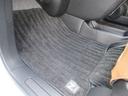 【内装】助手席足元 小さなキズや汚れはありますが、カーペットの破れもなく標準的な状態です。