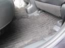 【内装】右後席足元 小さなキズや汚れはありますが、カーペットの破れもなく標準的な状態です。