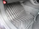 【内装】助手席足元 小さなキズや汚れはありますが、カーペットの破れもなく標準的な状態です。