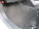 【内装】助手席足元　小さなキズや汚れはありますが、カーペットの破れもなく標準的な状態です。