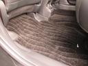 【内装】後席足元　小さなキズや汚れはありますが、カーペットの破れもなく標準的な状態です。