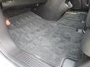 【内装】助手席足元　小さなキズや汚れはありますが、カーペットの破れもなく標準的な状態です。