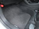 【内装】助手席足元　小さなキズや汚れはありますが、カーペットの破れもなく標準的な状態です。