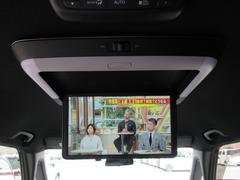 後席フリップダウンモニター付きです。 3