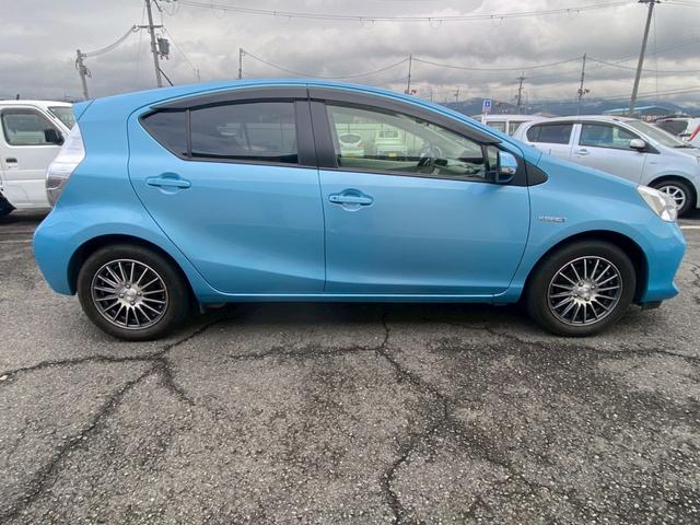 アクア S 車検整備2年付き スマートキー ナビ バックカメラ ETC 前後ドラレコ オートライト オートエアコン 社外15インチAW Bluetooth接続 フルセグTV 補機バッテリー&エンジンオイル交換(4枚目)