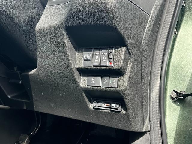 フリード クロスター・ホンダセンシング 両側パワースライド 踏み間違い加速抑制 ディーラー保証1年付き走行距離無制限 ナビ フルセグ バックカメラ CD再生 ETC スマートキー 純正アルミホイール ワンオーナー(42枚目)